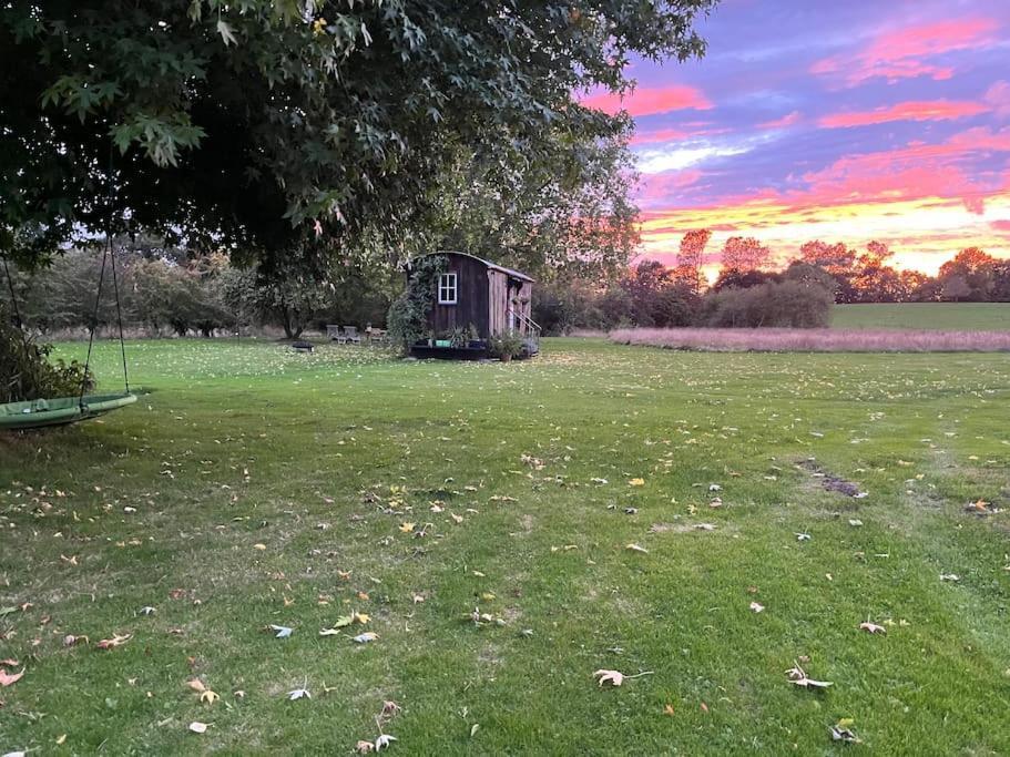 Mountbatten Shepherds Hut & Buckhurst Shepherds Hut Ашфорд Екстер'єр фото