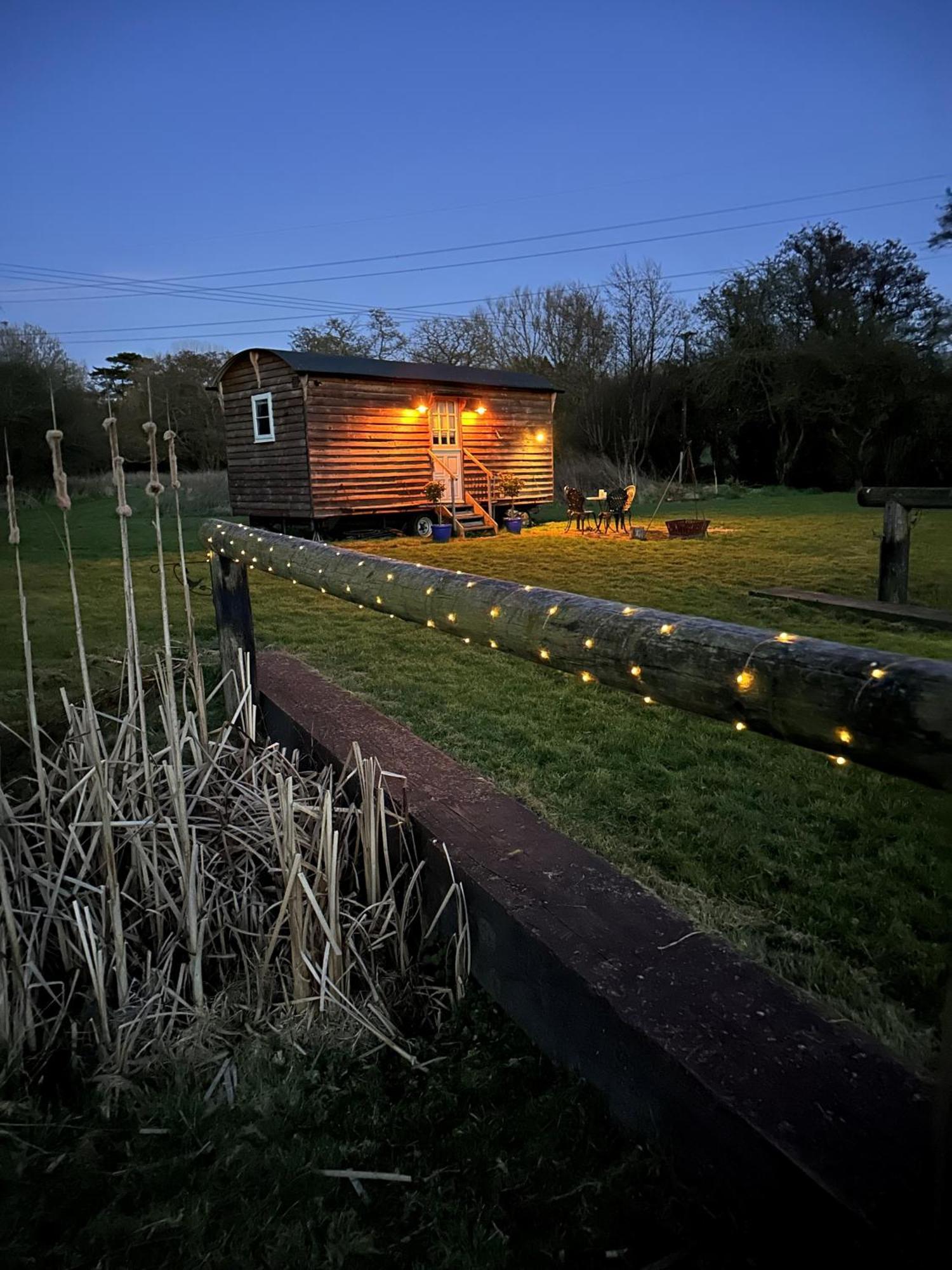 Mountbatten Shepherds Hut & Buckhurst Shepherds Hut Ашфорд Екстер'єр фото